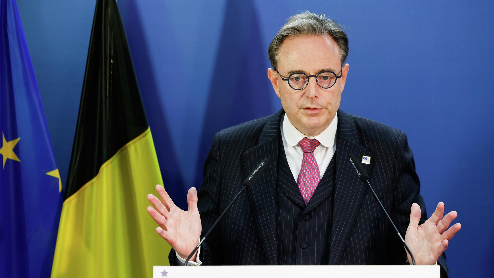 Премьер-министр Бельгии Барт де Вевер выступает на пресс-конференции в рамках саммита ЕС в Брюсселе - РИА Новости, 1920, 19.12.2025