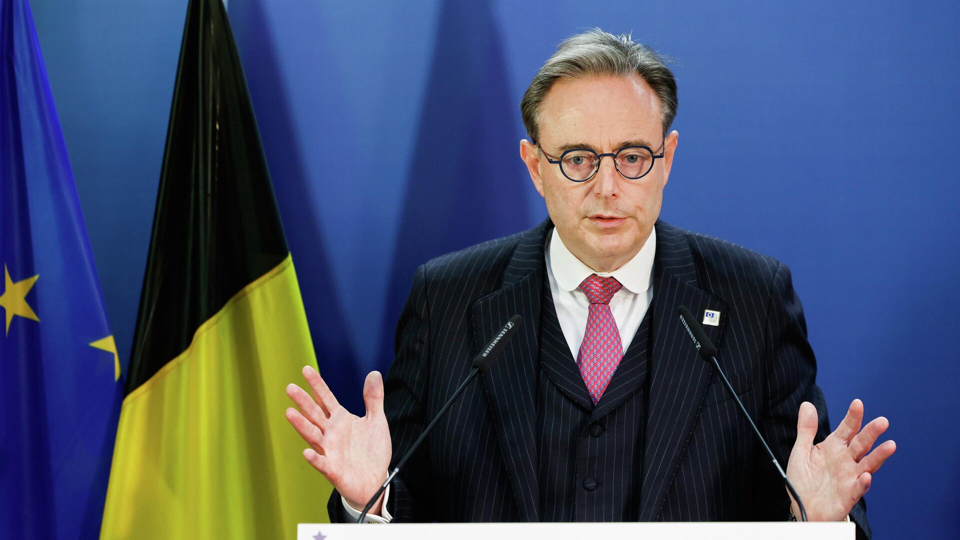 Премьер-министр Бельгии Барт де Вевер выступает на пресс-конференции в рамках саммита ЕС в Брюсселе Премьер-министр Бельгии Барт де Вевер выступает на пресс-конференции в рамках саммита ЕС в Брюсселе - РИА Новости, 1920, 19.12.2025