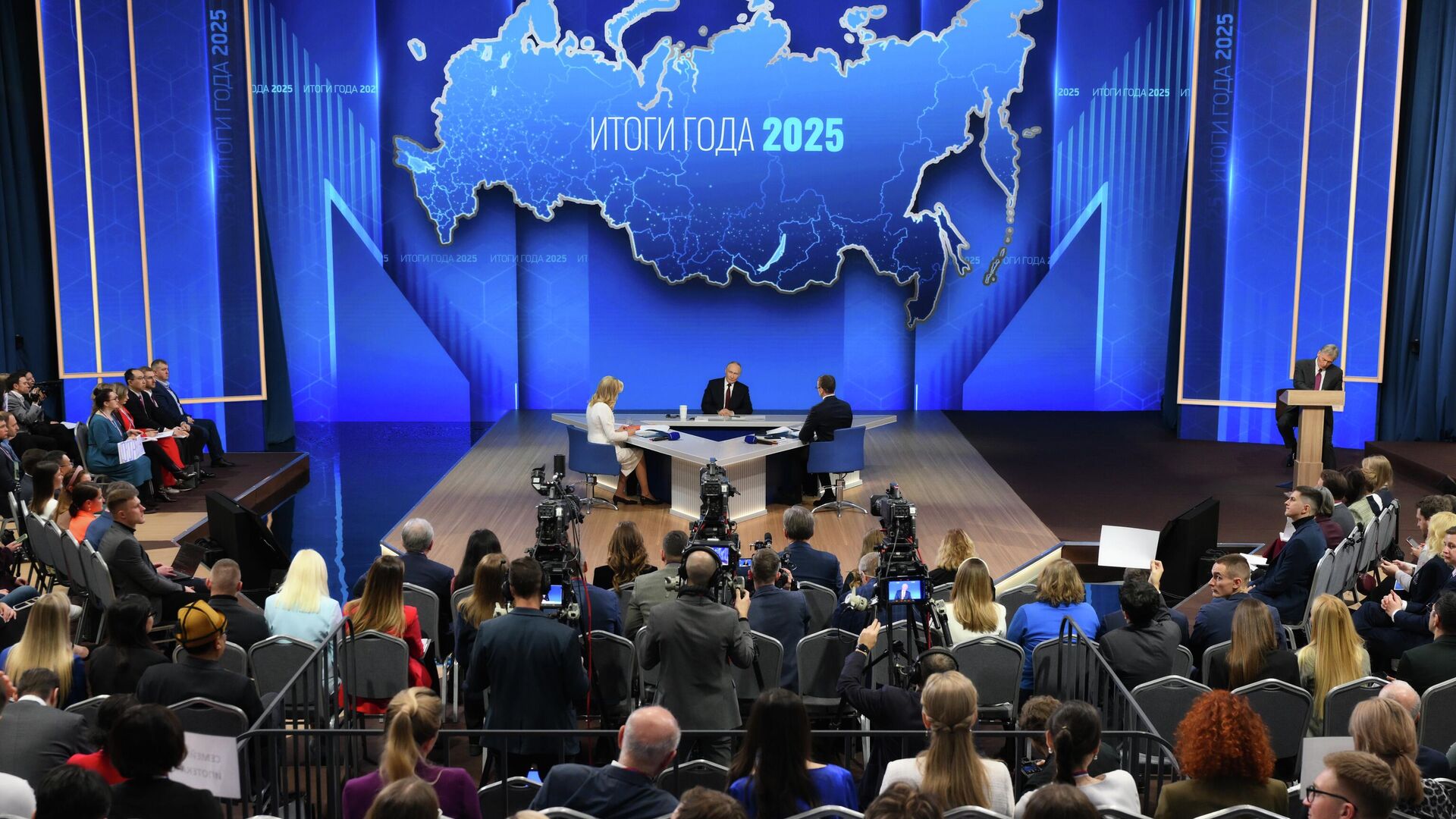 Президент РФ Владимир Путин отвечает на вопросы во время специальной программы Итоги года в Москве - РИА Новости, 1920, 19.12.2025