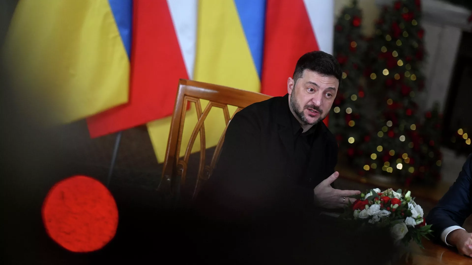 Президент Польши подарил Зеленскому книгу о Волынской резне, пишут СМИ