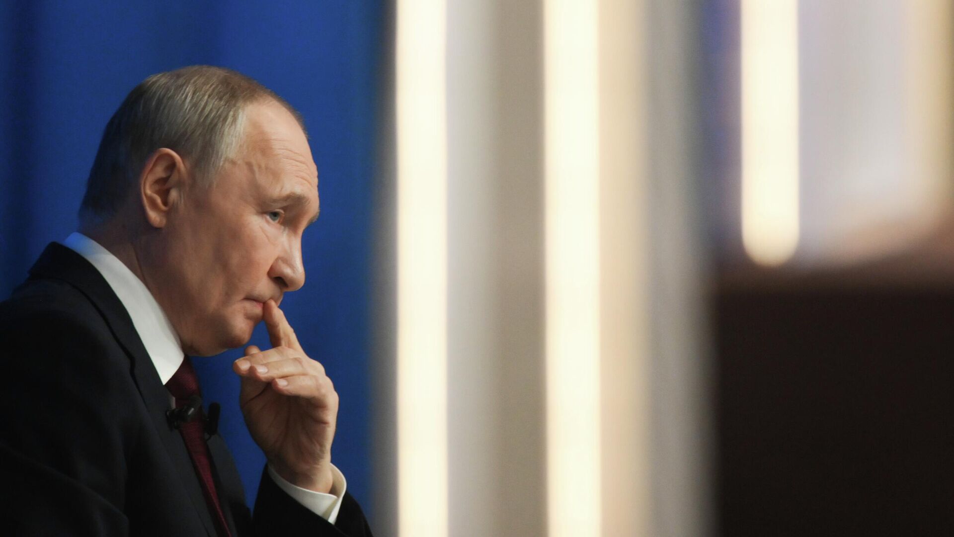 Президент РФ Владимир Путин отвечает на вопросы во время специальной программы Итоги года в Москве - РИА Новости, 1920, 19.12.2025