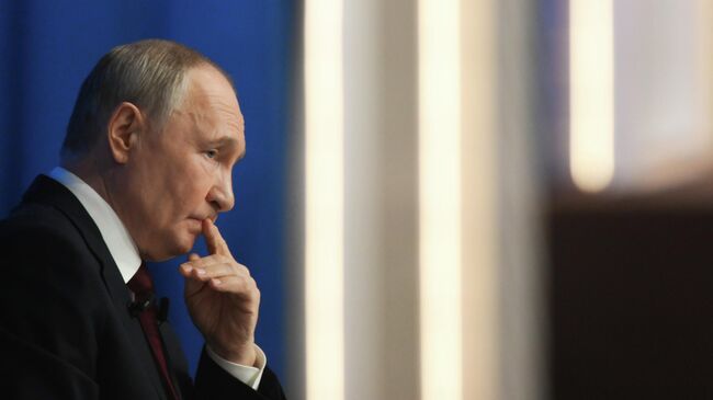 Президент РФ Владимир Путин отвечает на вопросы во время специальной программы Итоги года в Москве