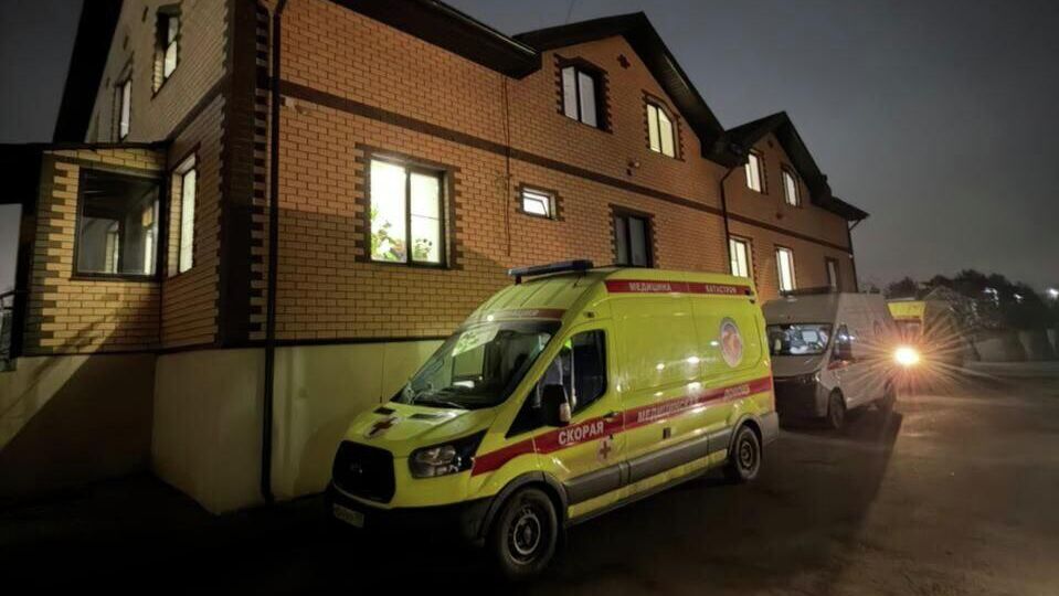 Экстренные службы возле пансионата Долгожитель в Видном Московской области, где произошло массовое отравление - РИА Новости, 1920, 19.12.2025