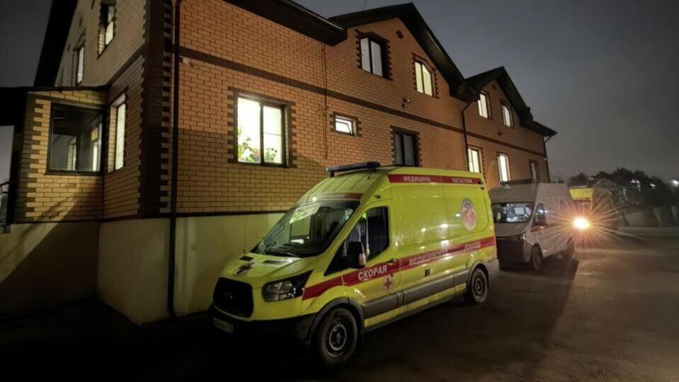 Экстренные службы возле пансионата Долгожитель в Видном Московской области, где произошло массовое отравление - РИА Новости, 1920, 19.12.2025