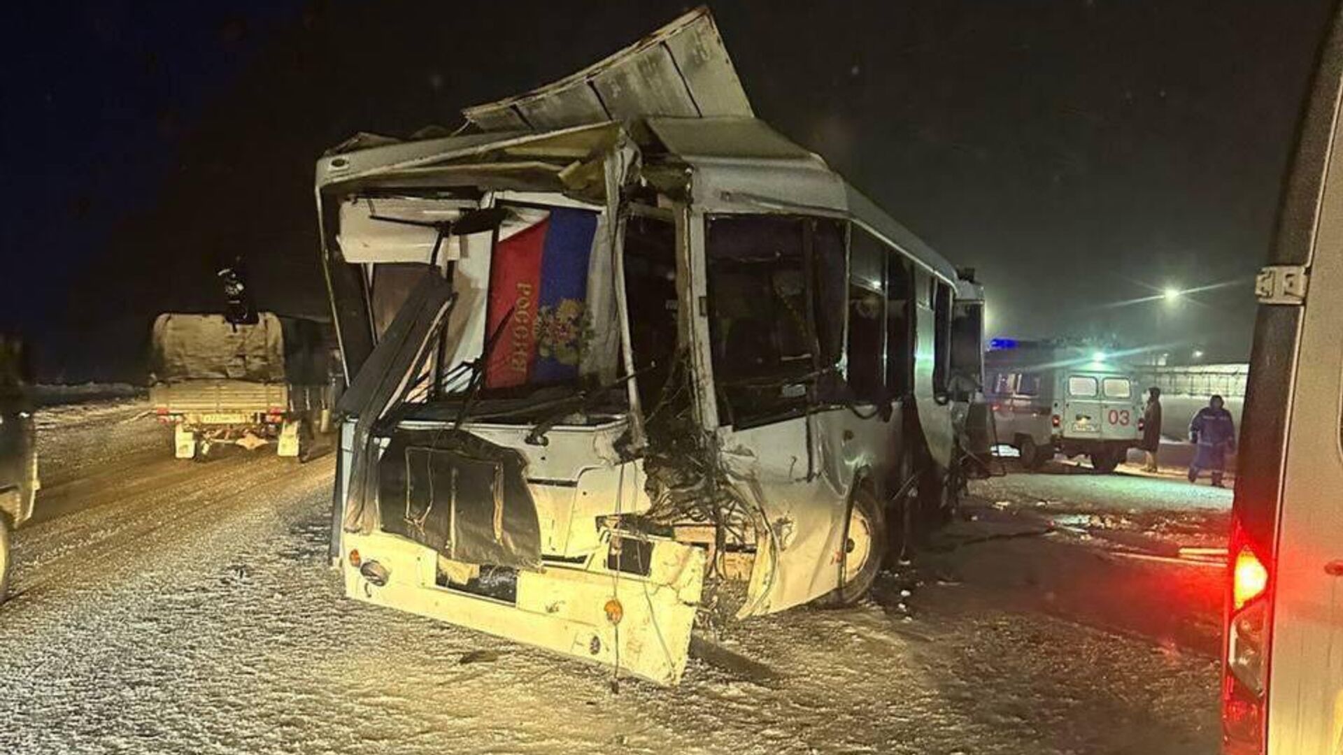 Последствия ДТП с автобусом и легковым автомобилем на трассе под Новосибирском - РИА Новости, 1920, 20.12.2025