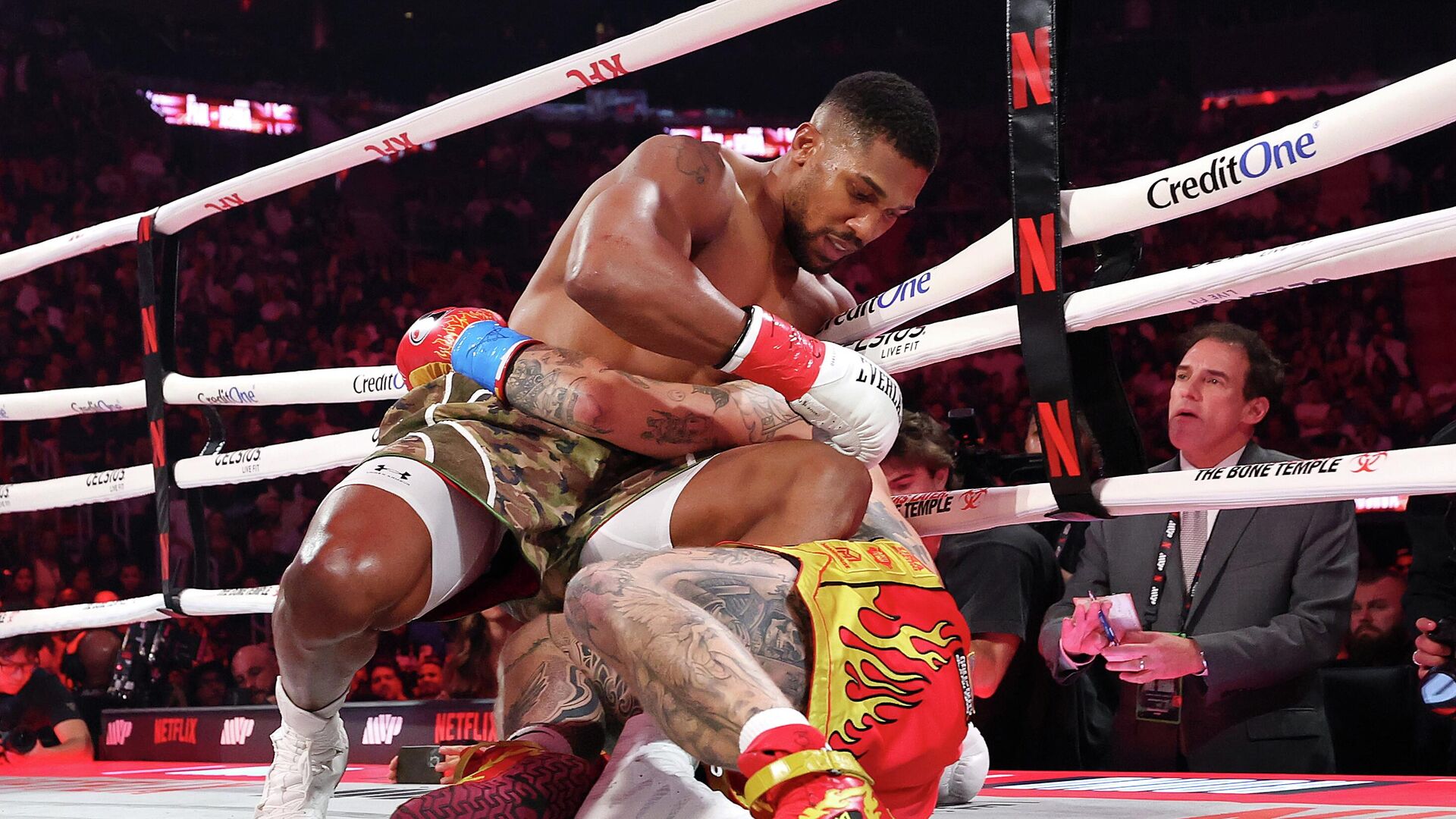 Энтони Джошуа в бою против Джейка Пола - РИА Новости, 1920, 20.12.2025