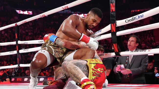 Энтони Джошуа в бою против Джейка Пола