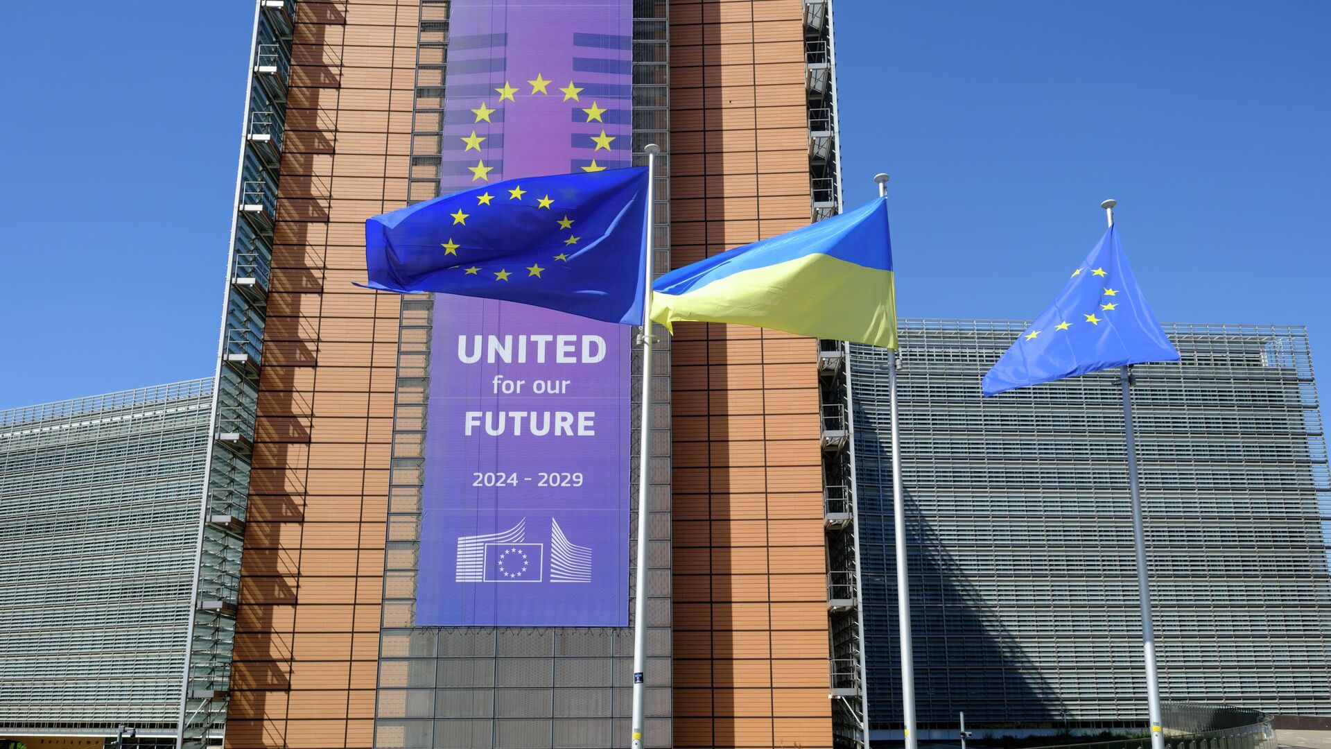 Флаги ЕС и Украины перед штаб-квартирой Еврокомиссии в Брюсселе - РИА Новости, 1920, 20.12.2025