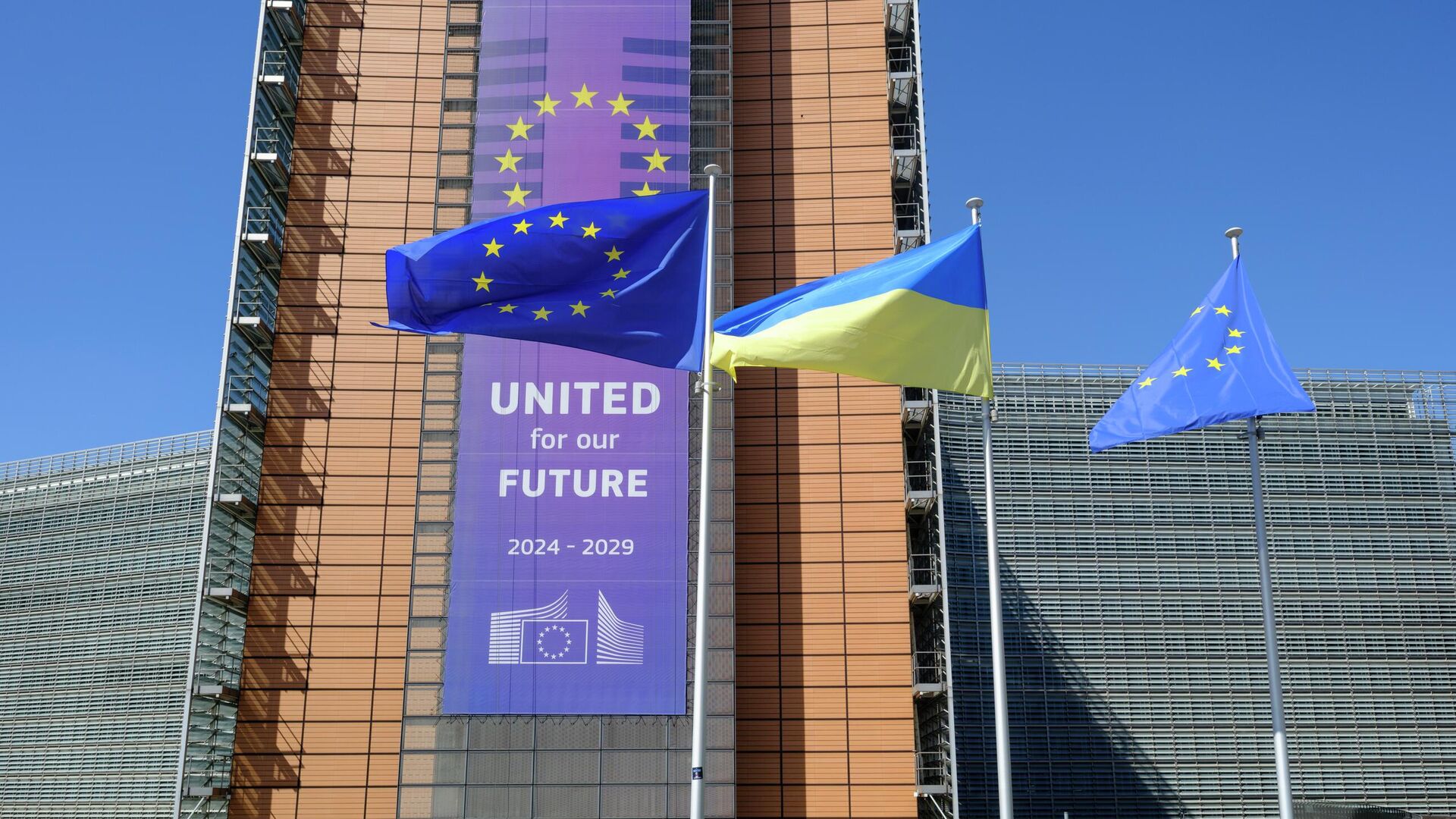Флаги ЕС и Украины перед штаб-квартирой Еврокомиссии в Брюсселе - РИА Новости, 1920, 20.12.2025