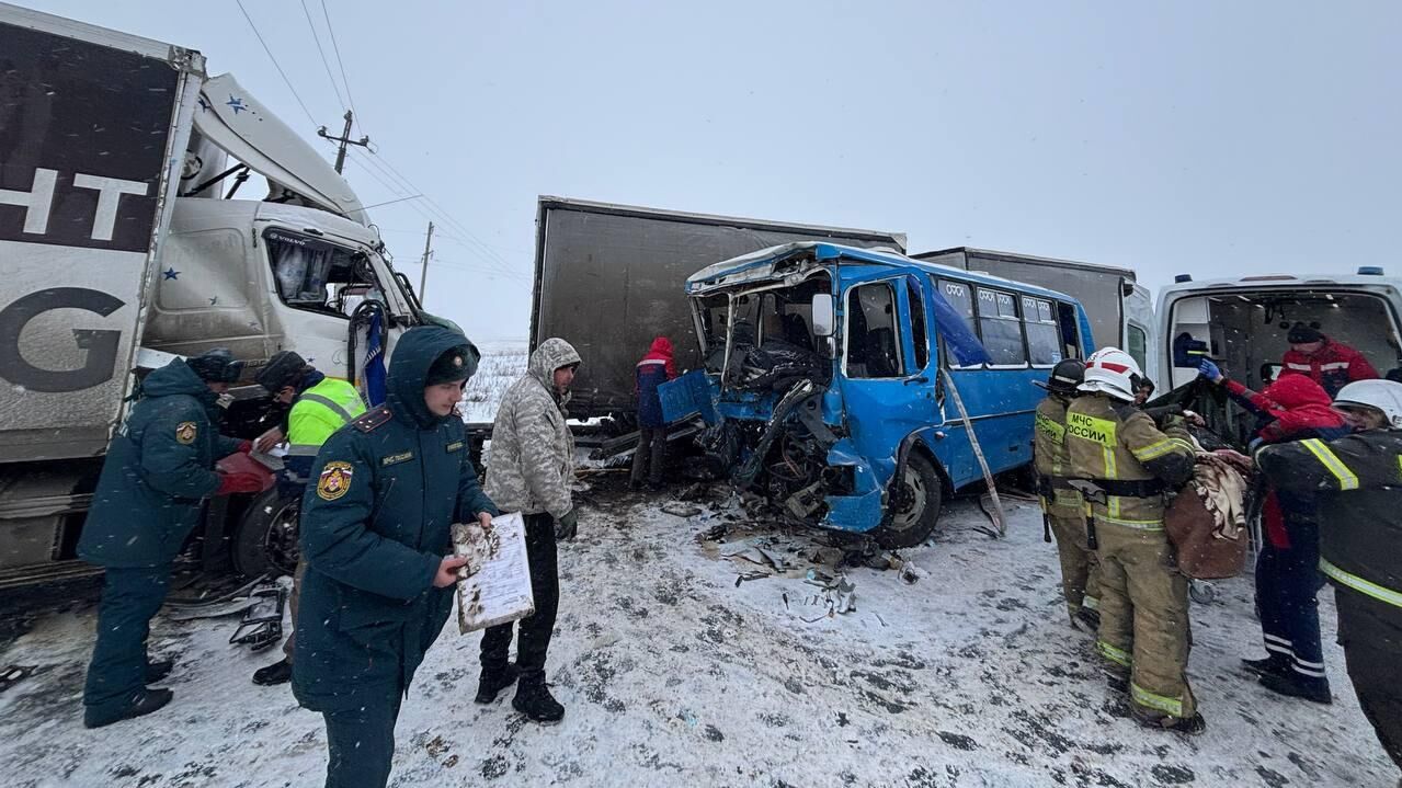 Последствия ДТП в Омской области. 20 декабря 2025 Последствия ДТП в Омской области. 20 декабря 2025 - РИА Новости, 1920, 20.12.2025