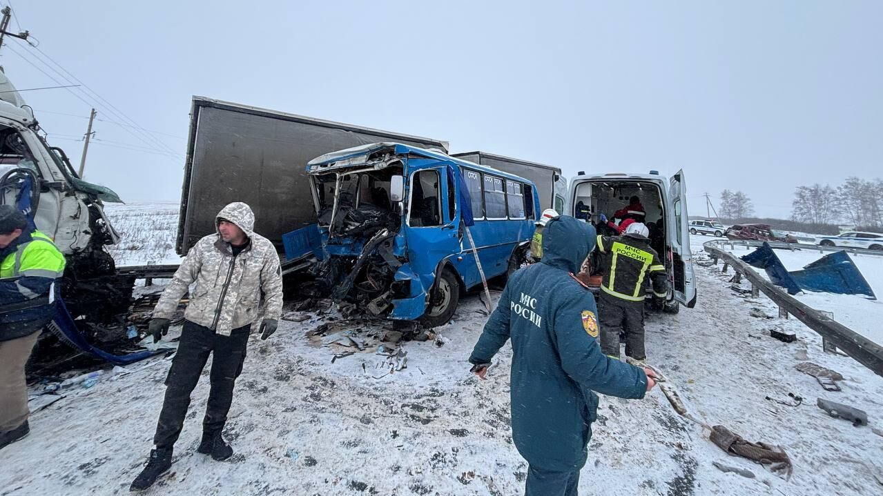 Последствия ДТП в Омской области. 20 декабря 2025 - РИА Новости, 1920, 20.12.2025