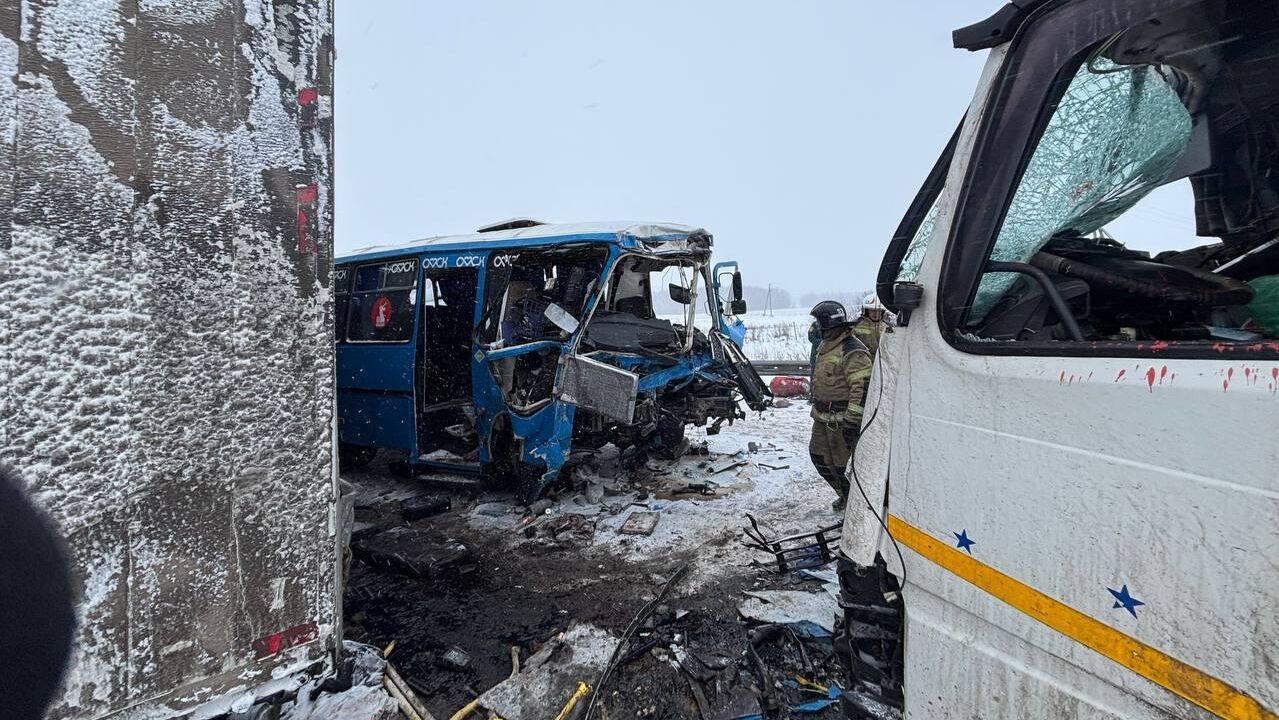 Последствия ДТП в Омской области. 20 декабря 2025 - РИА Новости, 1920, 20.12.2025