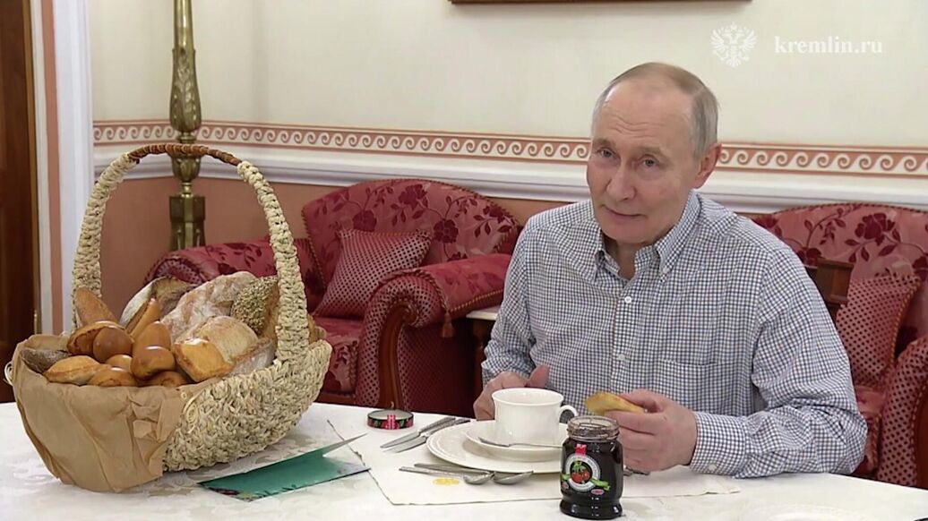 Путин получил корзину с выпечкой из пекарни "Машенька"