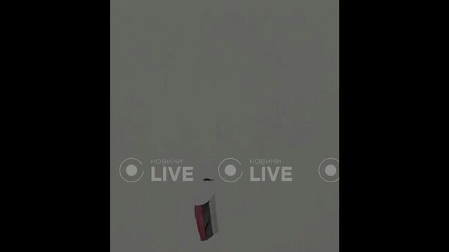 Дрон с российским флагом пролетает над Киевом