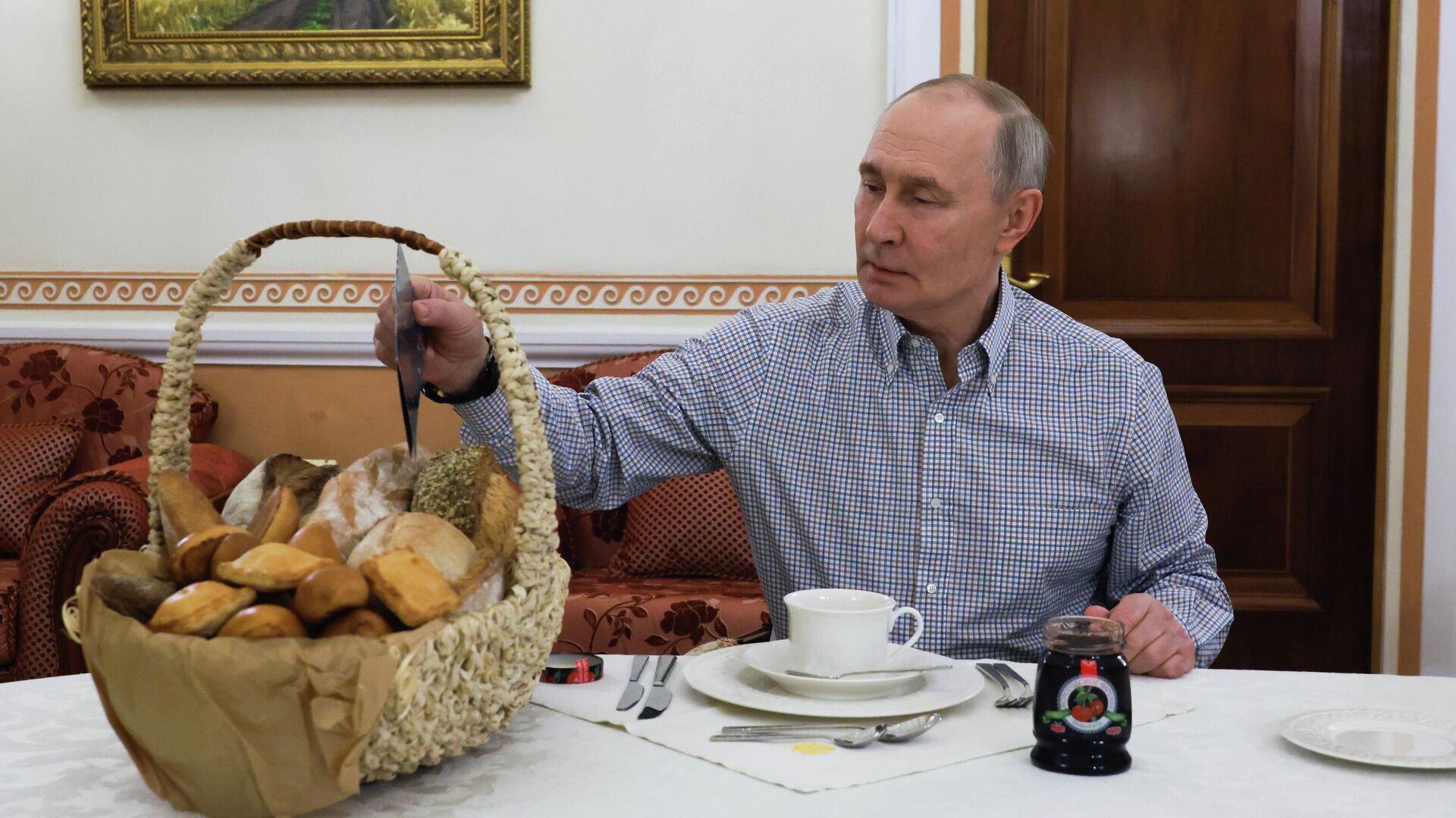 Президент России Владимир Путин получил выпечку из подмосковной пекарни - РИА Новости, 1920, 21.12.2025