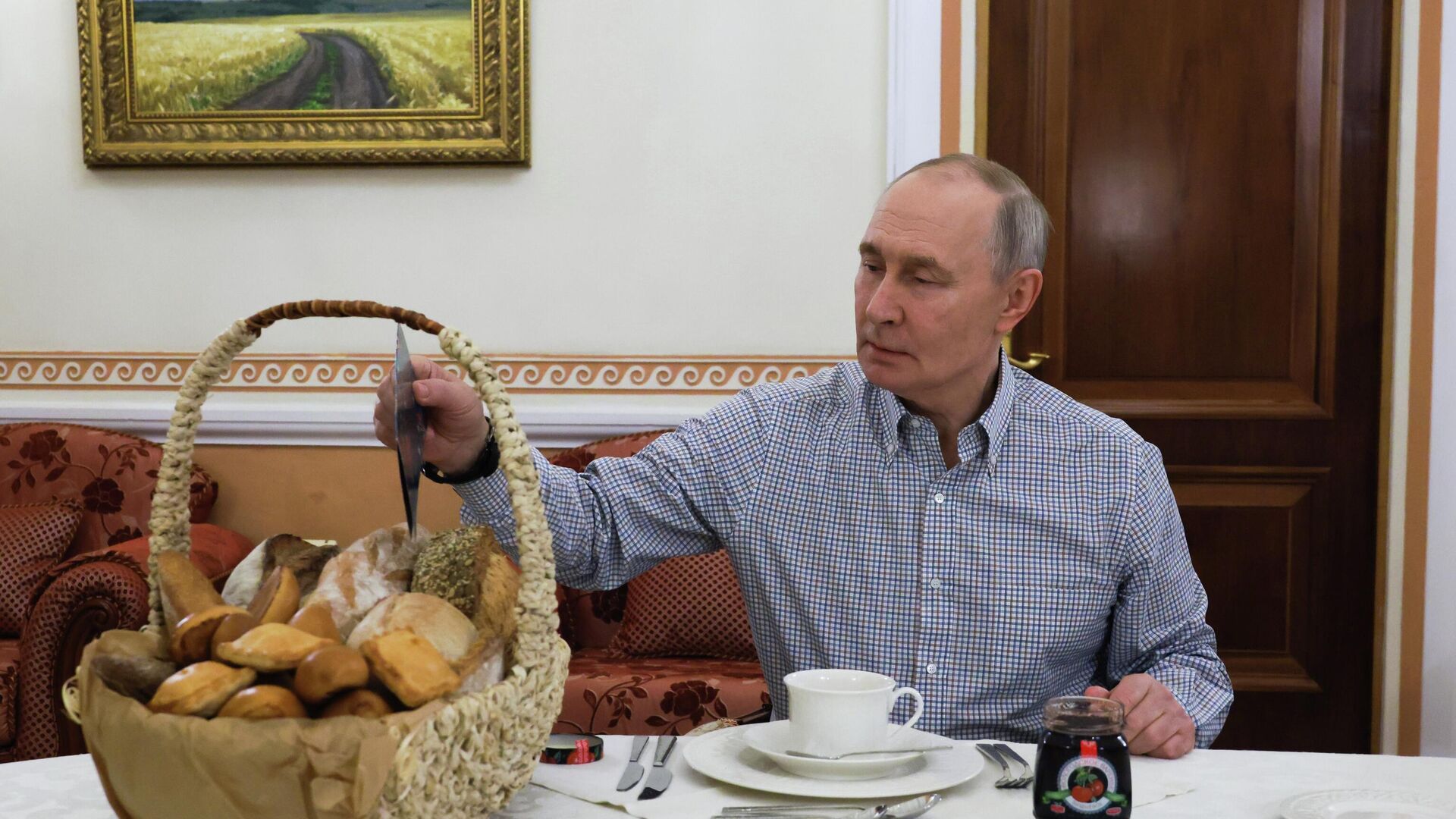 Президент России Владимир Путин получил выпечку из подмосковной пекарни - РИА Новости, 1920, 20.12.2025