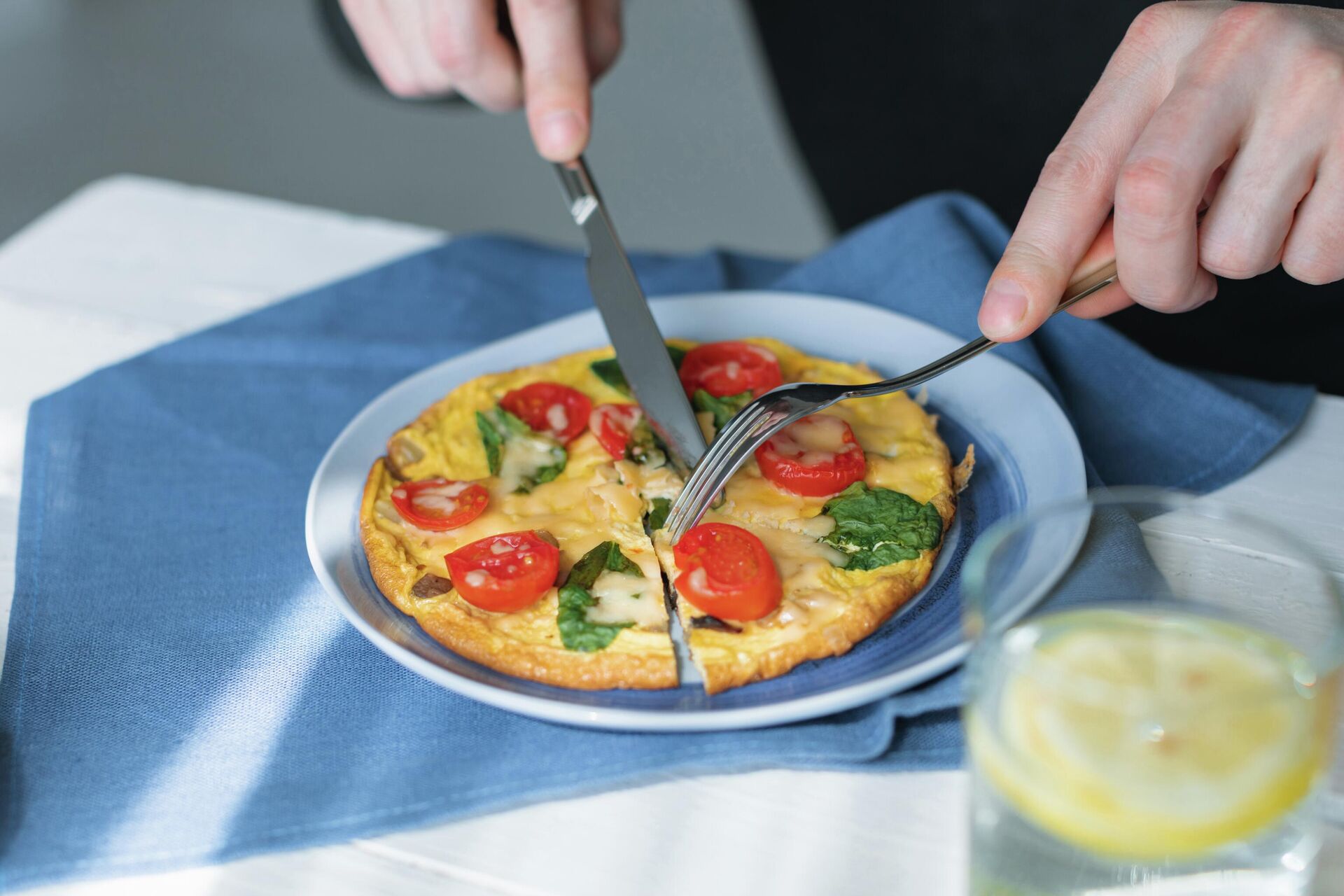 Омлет с помидорами, сыром и шпинатом - РИА Новости, 1920, 20.12.2025