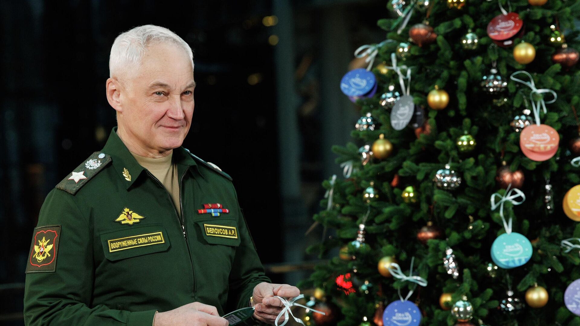 Министр обороны РФ Андрей Белоусов принимает участие во всероссийской новогодней благотворительной акции Елка желаний - РИА Новости, 1920, 20.12.2025
