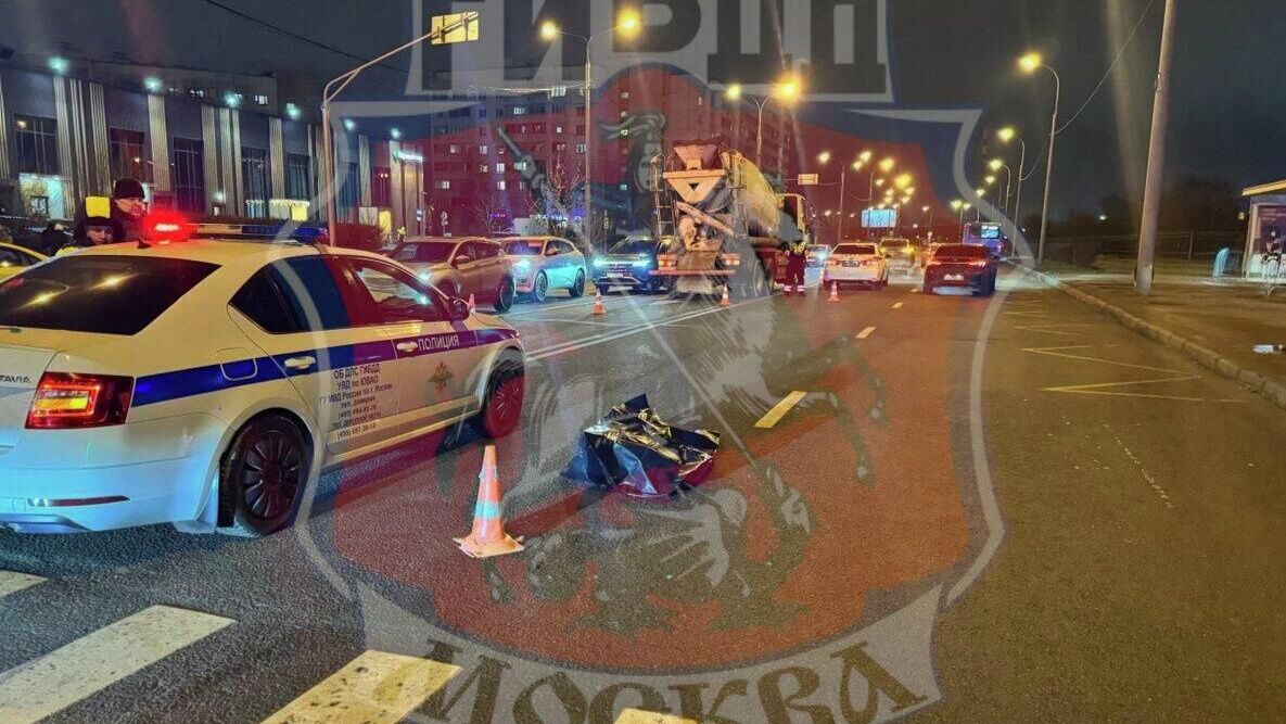 На месте ДТП в районе дома 29 на улице Марьинский Парк в Москве - РИА Новости, 1920, 20.12.2025