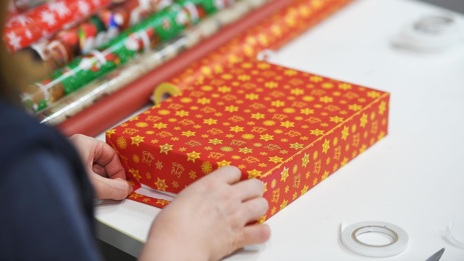 Упаковка подарков - РИА Новости, 1920, 21.12.2025