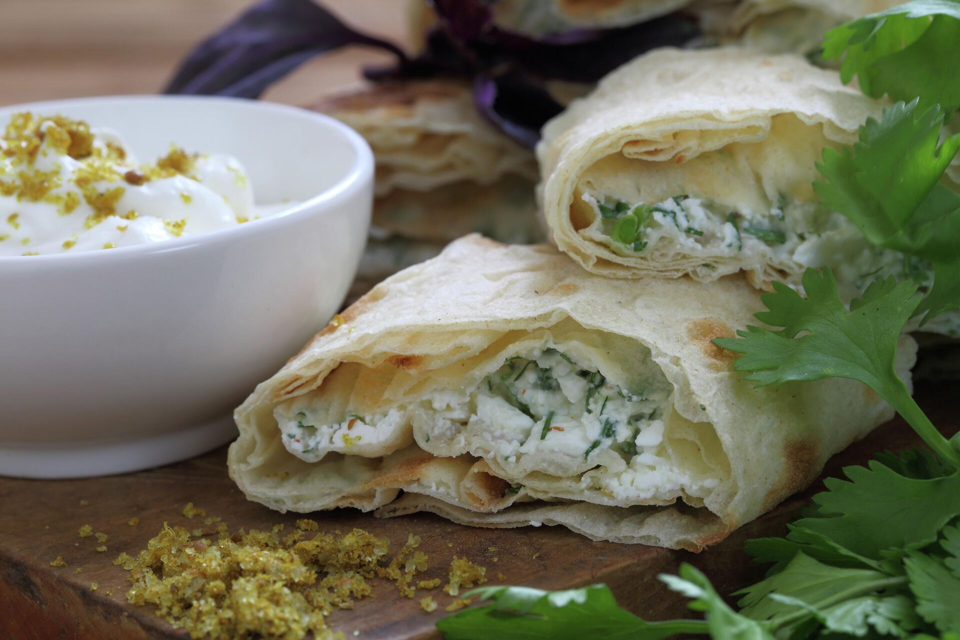 Рулет с творогом и зеленью - РИА Новости, 1920, 21.12.2025