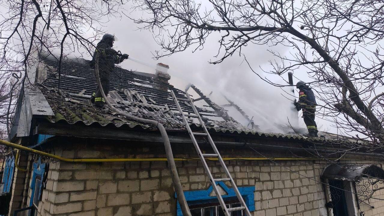 Атака БПЛА со стороны ВСУ по частному домовладению в Васильевке - РИА Новости, 1920, 21.12.2025