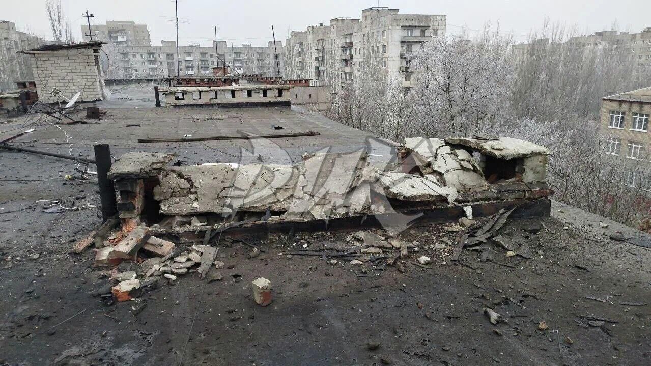 Последствия атаки ВСУ в жилом массиве Солнечный в Горловке - РИА Новости, 1920, 21.12.2025