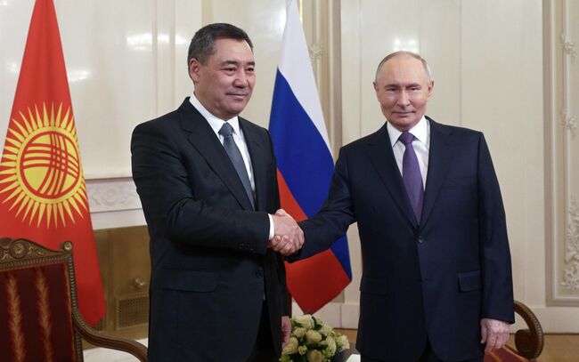 Президент РФ Владимир Путин и президент Киргизии Садыр Жапаров во время встречи на полях саммита Высшего Евразийского экономического совета в Санкт-Петербурге.
