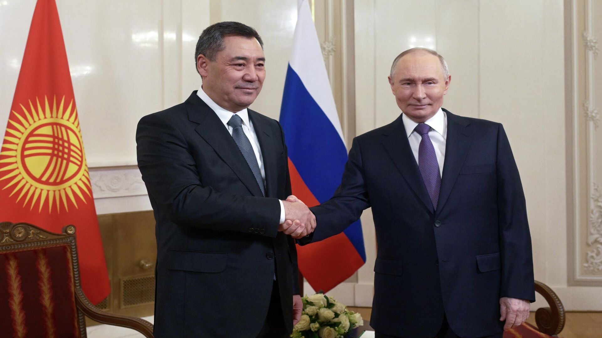 Президент РФ Владимир Путин и президент Киргизии Садыр Жапаров во время встречи на полях саммита Высшего Евразийского экономического совета в Санкт-Петербурге. 21 декабря 2025 - РИА Новости, 1920, 21.12.2025