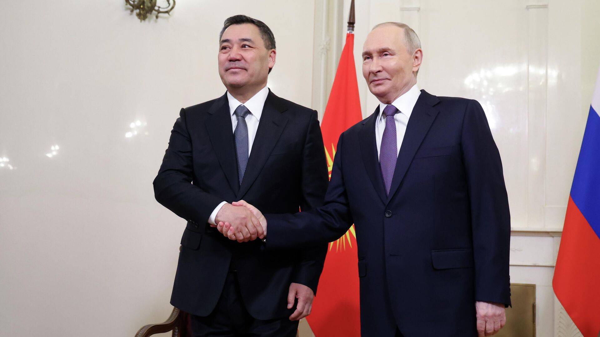 Президент РФ Владимир Путин и президент Киргизии Садыр Жапаров во время встречи на полях саммита Высшего Евразийского экономического совета в Санкт-Петербурге. 21 декабря 2025 - РИА Новости, 1920, 21.12.2025