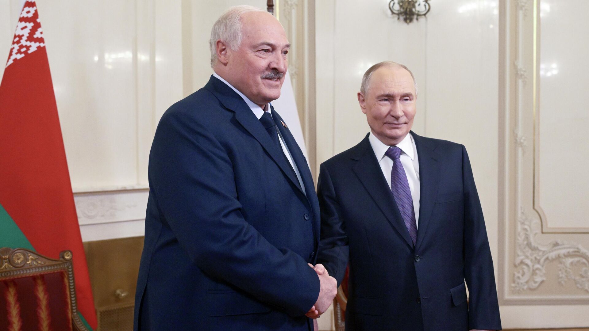 Президент РФ Владимир Путин и президент Белоруссии Александр Лукашенко во время встречи на полях саммита Высшего Евразийского экономического совета в Санкт-Петербурге. 21 декабря 2025 - РИА Новости, 1920, 21.12.2025