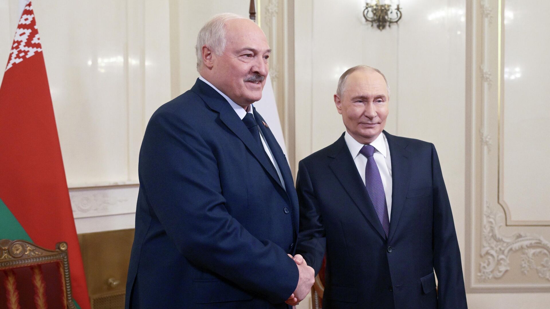 Владимир Путин и Александр Лукашенко во время встречи на полях саммита Высшего Евразийского экономического совета в Санкт-Петербурге - РИА Новости, 1920, 21.12.2025