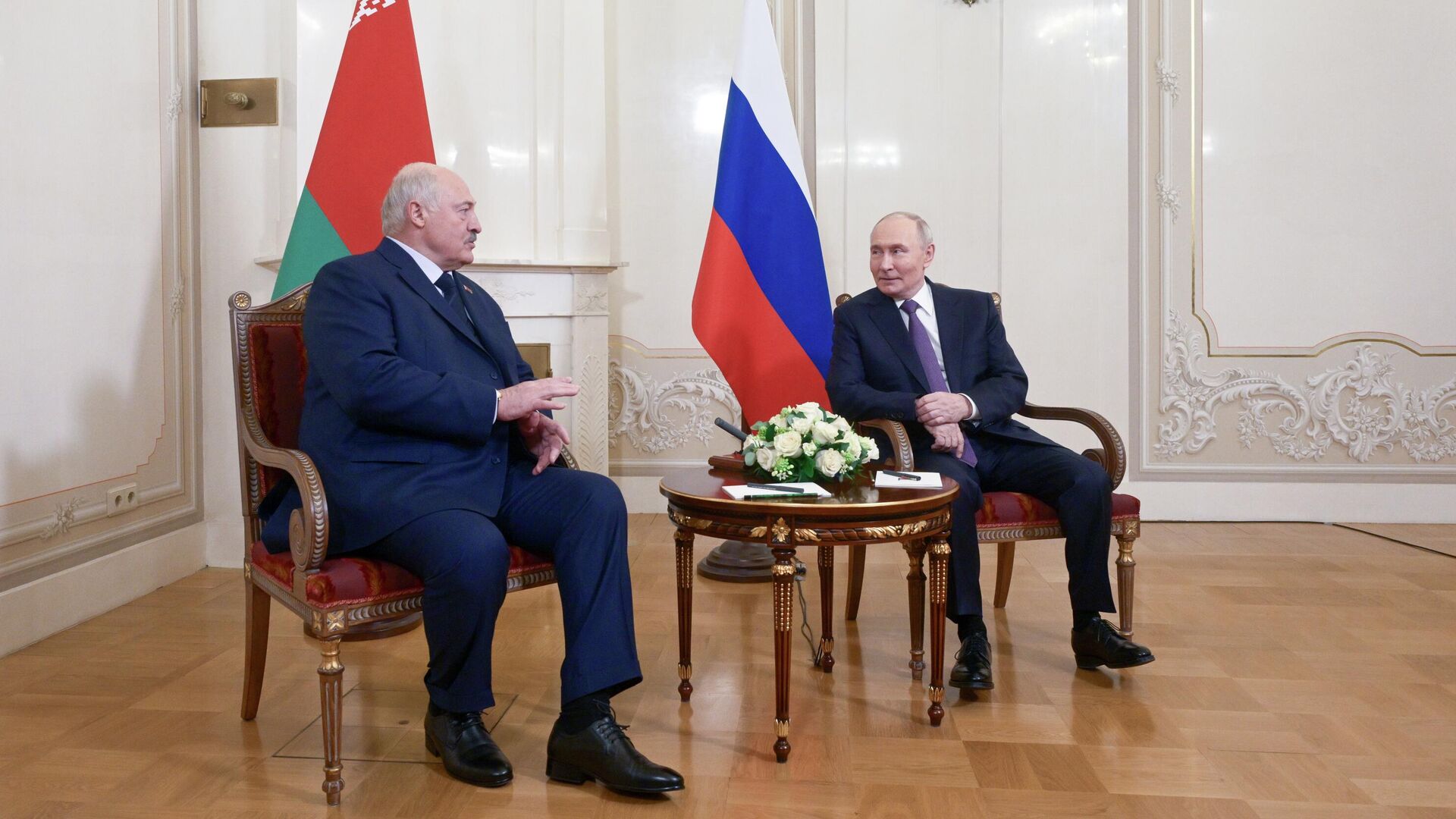 Президент РФ Владимир Путин и президент Белоруссии Александр Лукашенко во время встречи на полях саммита Высшего Евразийского экономического совета в Санкт-Петербурге. 21 декабря 2025 - РИА Новости, 1920, 21.12.2025