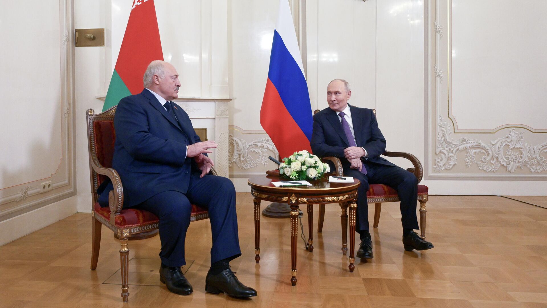 Президент РФ Владимир Путин и президент Белоруссии Александр Лукашенко во время встречи на полях саммита Высшего Евразийского экономического совета в Санкт-Петербурге. 21 декабря 2025 - РИА Новости, 1920, 21.12.2025