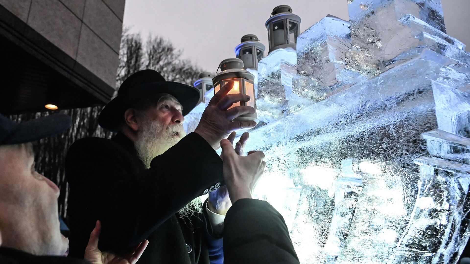 Раввин синагоги на Большой Бронной Ицхак Коган на фестивале Рекорд света в честь Хануки у Мемориальной синагоги на Поклонной горе - РИА Новости, 1920, 21.12.2025