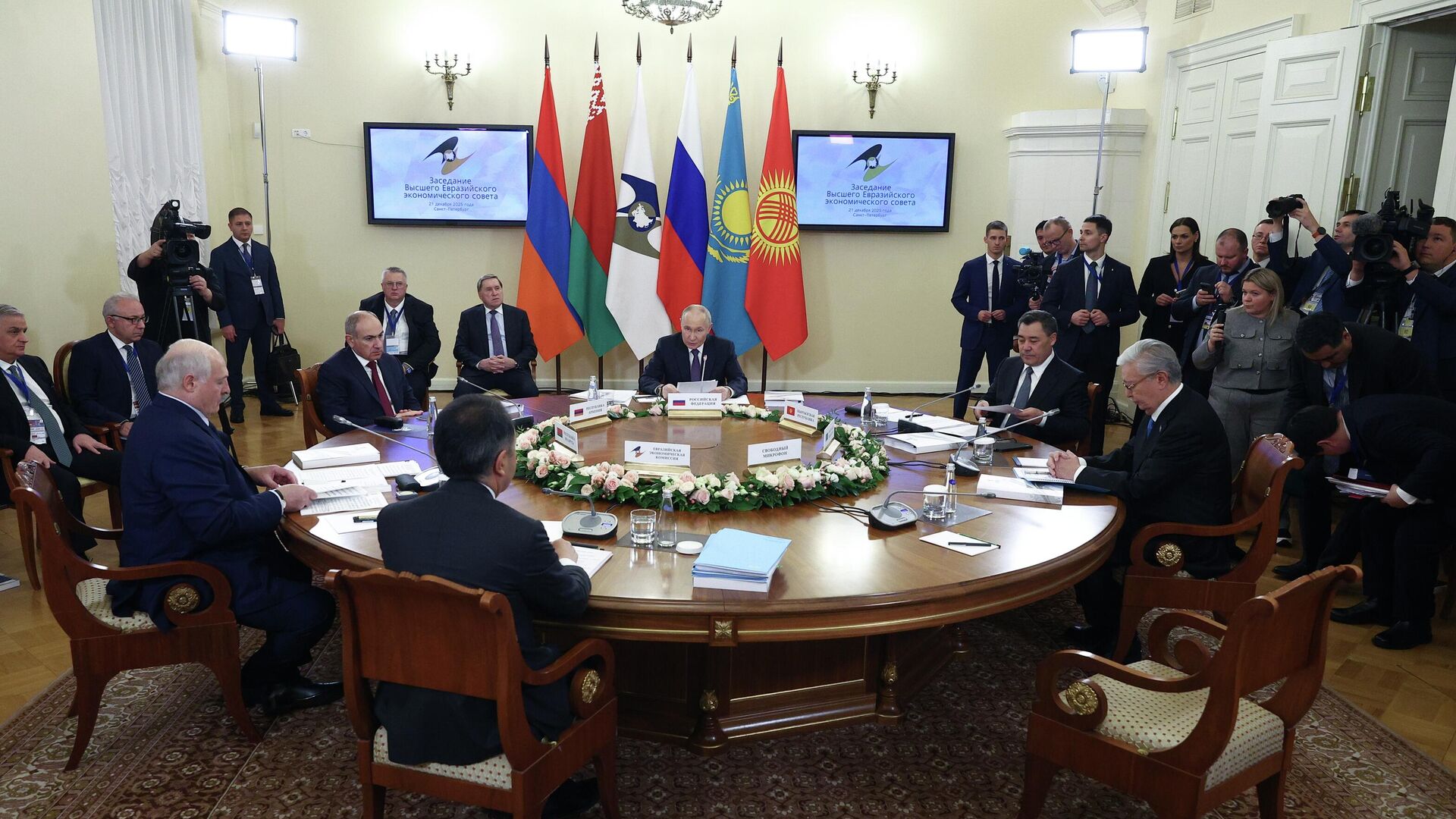 Президент РФ Владимир Путин на заседании Высшего Евразийского экономического совета в Санкт-Петербурге - РИА Новости, 1920, 21.12.2025