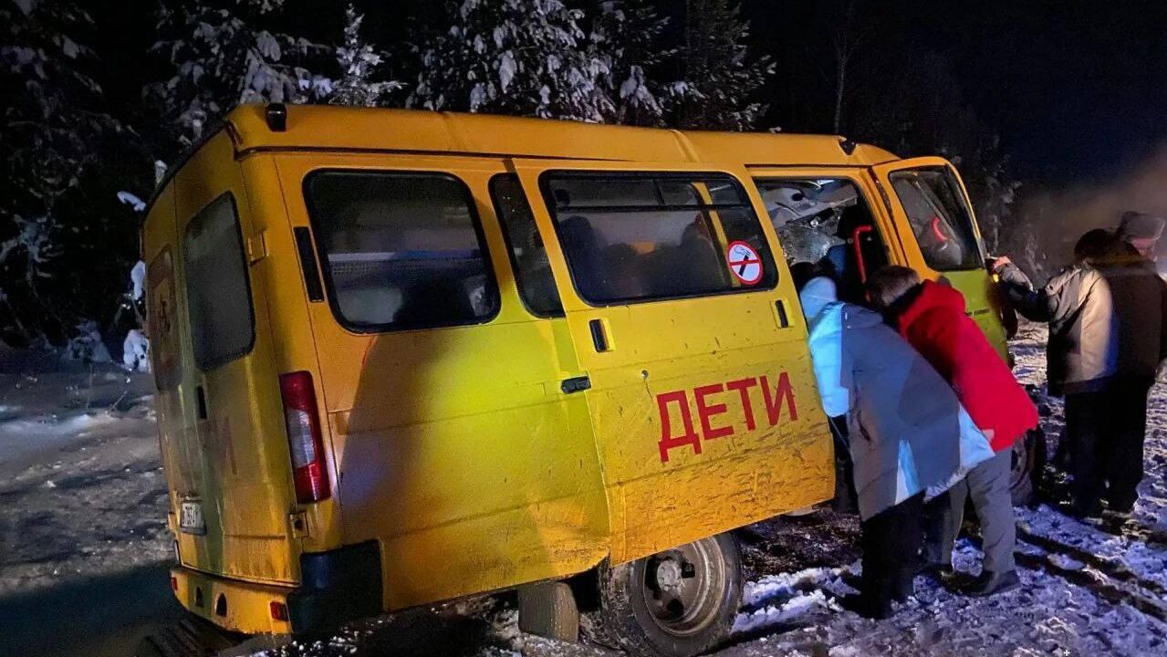 ДТП с участием школьного автобуса в Увинском районе Удмуртии - РИА Новости, 1920, 22.12.2025
