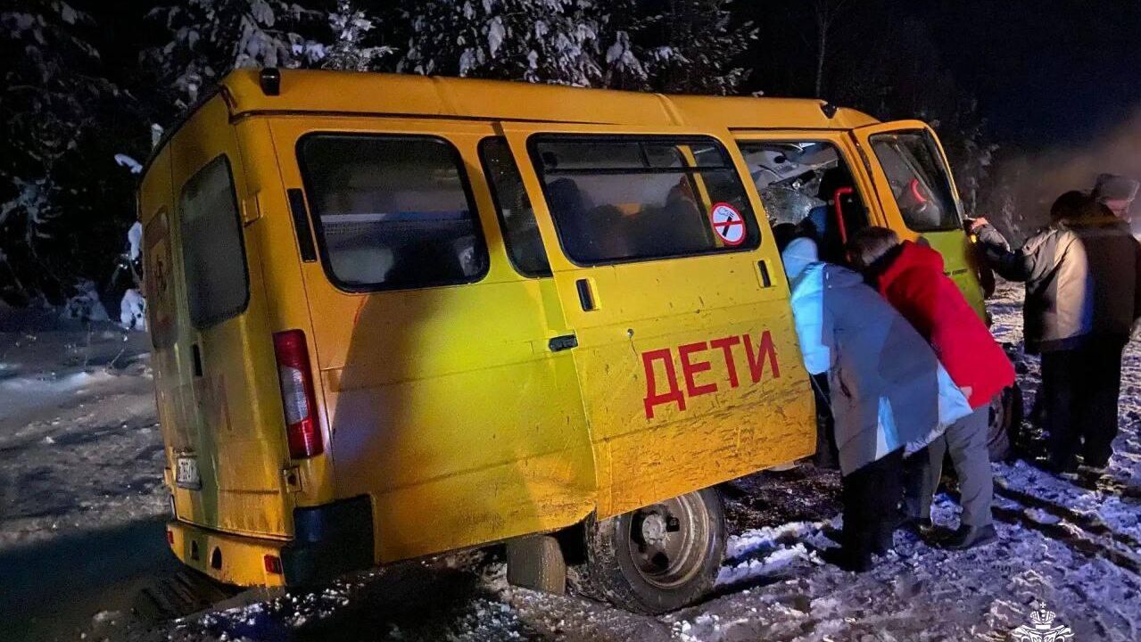 ДТП с участием школьного автобуса в Увинском районе Удмуртии - РИА Новости, 1920, 21.12.2025