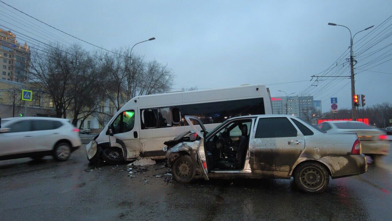 Последствия ДТП с маршруткой в центре Волгограда - РИА Новости, 1920, 22.12.2025