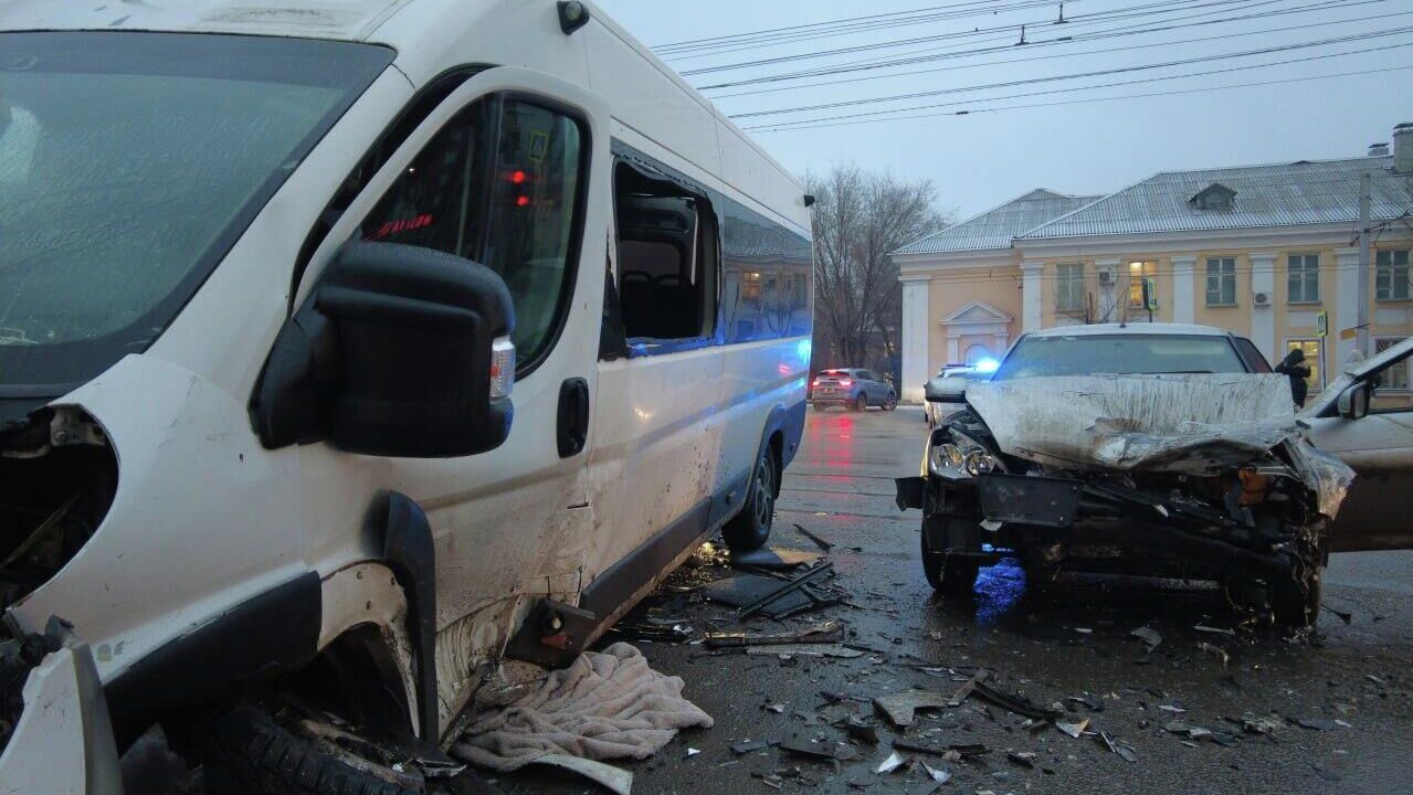 Последствия ДТП с маршруткой в центре Волгограда - РИА Новости, 1920, 22.12.2025