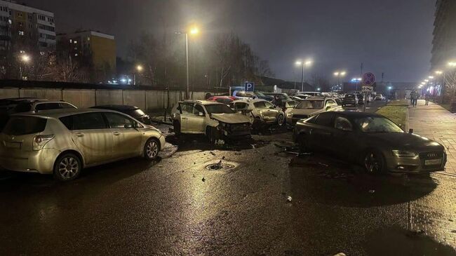 Автомобиль взорвался во дворе дома на Ясеневой улице в Москве