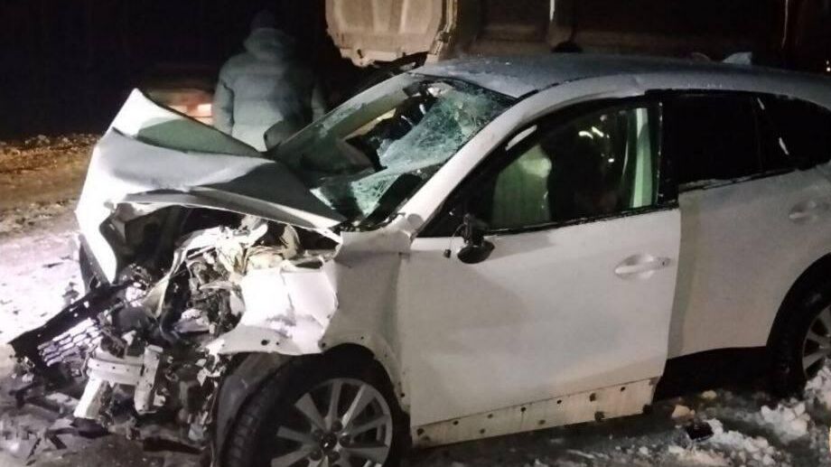 Последствия столкновения самосвала и двух легковых автомобилей на федеральной трассе М-5 на территории Альшеевского района Башкирии - РИА Новости, 1920, 22.12.2025