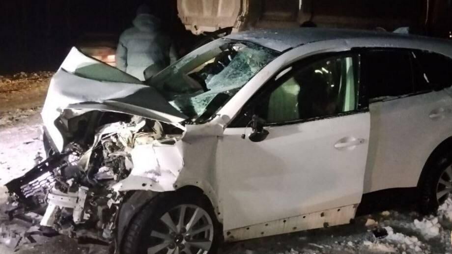 Последствия столкновения самосвала и двух легковых автомобилей на федеральной трассе М-5 на территории Альшеевского района Башкирии - РИА Новости, 1920, 22.12.2025