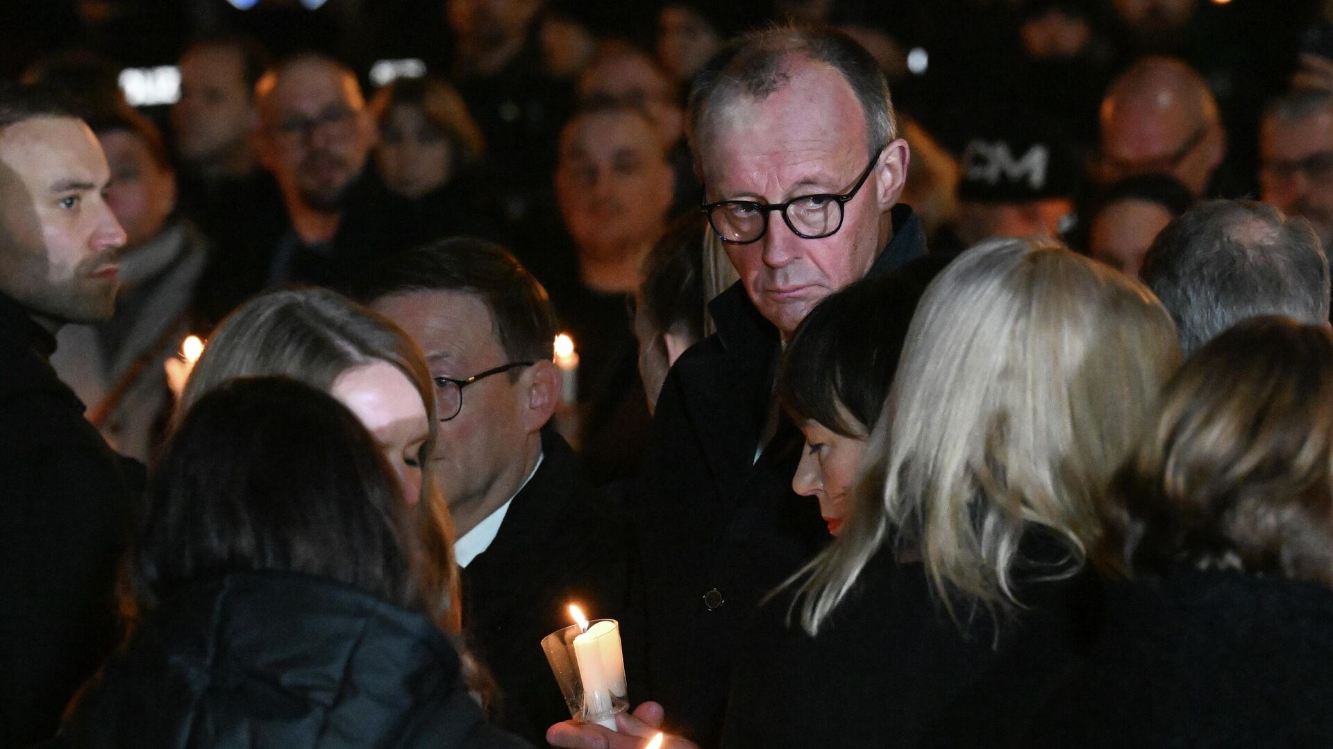 Канцлер Германии Фридрих Мерц во время посещения церемонии памяти жертв атаки на рождественском рынке в Магдебурге - РИА Новости, 1920, 21.12.2025