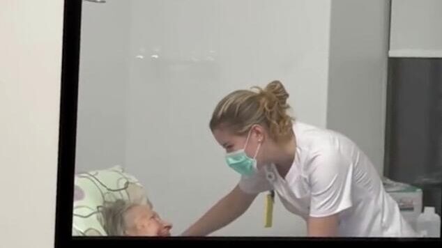 Медсестра столичной Инфекционной клинической больницы №1 Вероника Журавлева поет бабушке во время лечения - РИА Новости, 1920, 22.12.2025