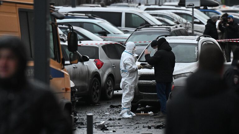 Сотрудники спецслужб работают на месте взрыва автомобиля Kia Sorento на парковке на улице Ясеневая в районе Орехово-Борисово