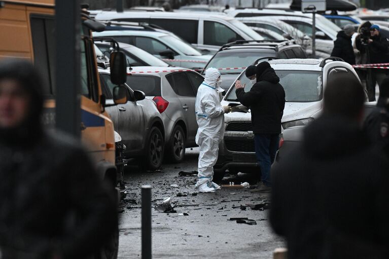 Сотрудники спецслужб работают на месте взрыва автомобиля Kia Sorento на парковке на улице Ясеневая в районе Орехово-Борисово