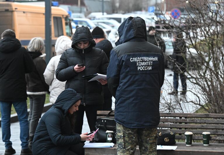 Сотрудники следственного комитета работают на месте взрыва автомобиля Kia Sorento на парковке на улице Ясеневая в районе Орехово-Борисово