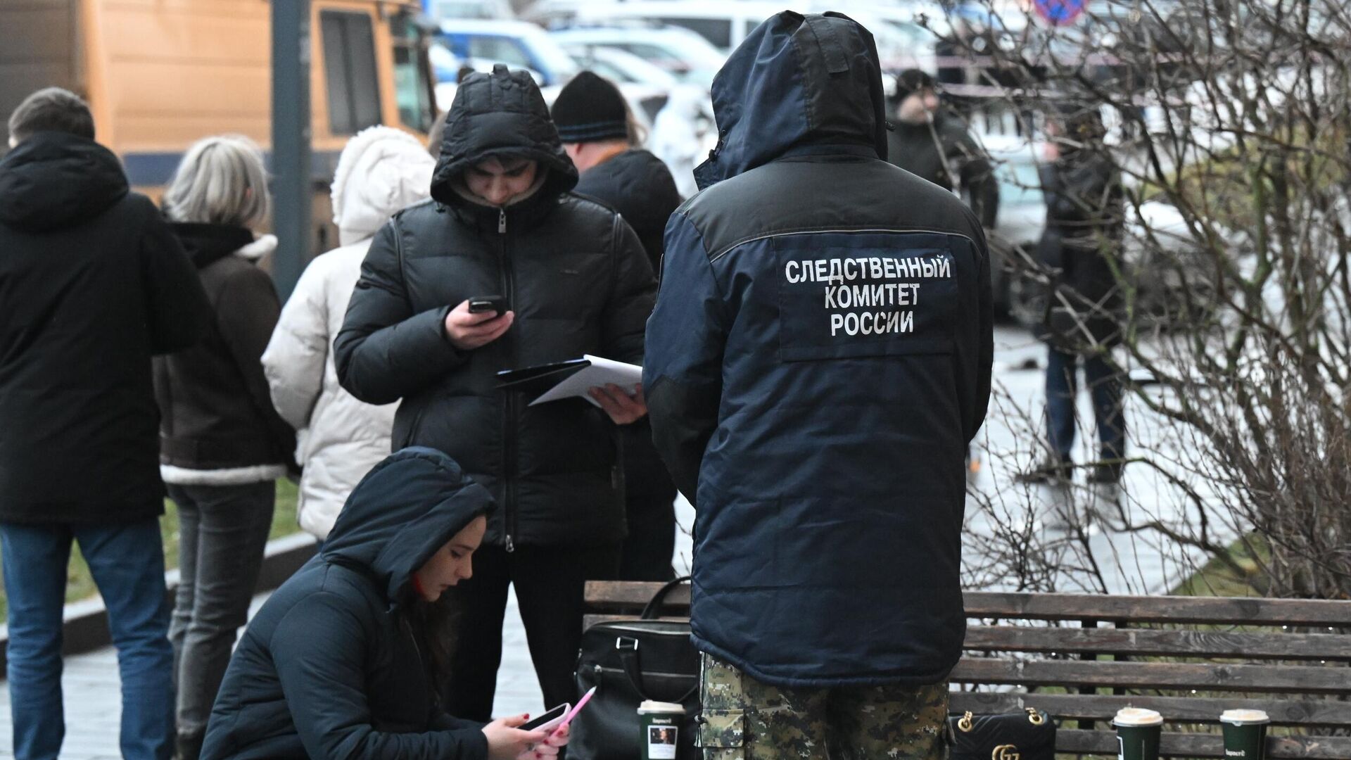 Сотрудники следственного комитета работают на месте взрыва автомобиля Kia Sorento на парковке на улице Ясеневая в районе Орехово-Борисово - РИА Новости, 1920, 22.12.2025