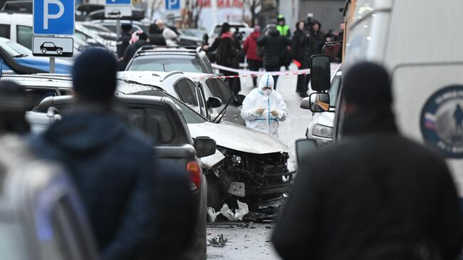 Сотрудники спецслужб работают на месте взрыва автомобиля Kia Sorento на парковке на улице Ясеневая в районе Орехово-Борисово Сотрудники спецслужб работают на месте взрыва автомобиля Kia Sorento на парковке на улице Ясеневая в районе Орехово-Борисово